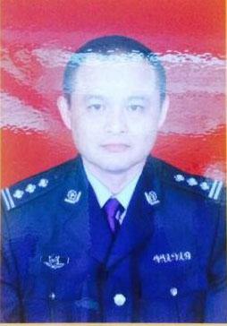 深圳一副局長(zhǎng)開(kāi)警車撞賓利逃逸 疑監(jiān)控醉態(tài)明顯