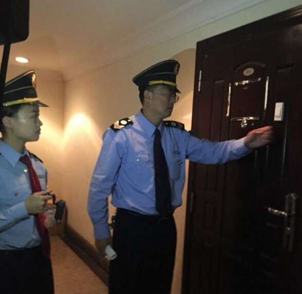 青島市衛(wèi)生監(jiān)督所的工作人員在郝愛(ài)勇診所執(zhí)法。