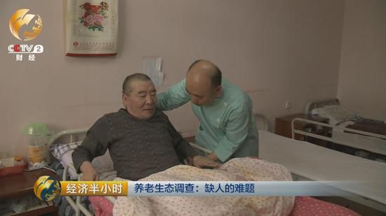 每天凌晨5點多，老姜就起床。幫老人挨個洗臉，口腔護理，換尿墊，擦身。