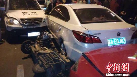 網(wǎng)友上傳的現(xiàn)場事故圖片。 網(wǎng)友拍圖 攝