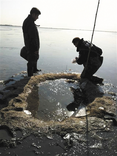 天津北大港濕地深處，警方對(duì)“毒池”液體取樣?！? width=