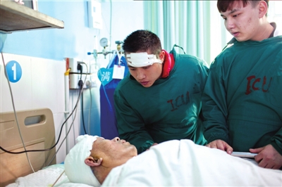 11月16日，王冬（頭部包裹紗布者）在照顧李大爺