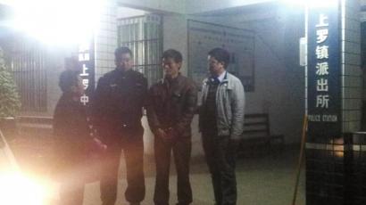 王強(qiáng)被抓獲歸案,右二為犯罪嫌疑人。