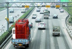 內(nèi)環(huán)高速連應(yīng)急車道也被社會車輛占用著，3月嬰兒最后病重離世