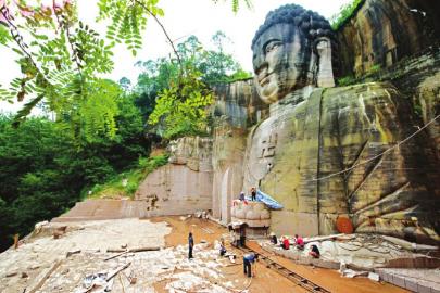 佛像雕刻現(xiàn)場。