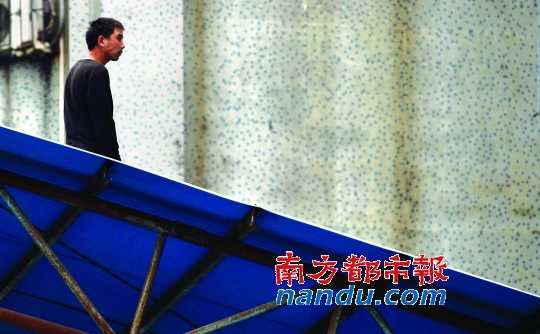 佛山一男子汽車站跳天棚死亡 稱自己頂著家里重擔(dān)