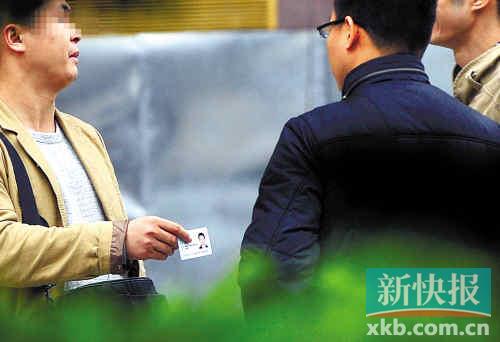 在進(jìn)行了近半個(gè)月暗訪調(diào)查中，有證販子告訴記者稱，二代身份證買賣已形成產(chǎn)業(yè)鏈，不僅貨源穩(wěn)定，生意也是相當(dāng)紅火?！稣褟V場附近，一名男子正向記者兜售二代身份證。