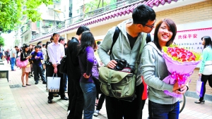 2011年11月11日，越秀區(qū)民政局，登記結(jié)婚的隊(duì)伍排了足有一百米長(zhǎng)（資料圖片）。　記者黃澄鋒攝