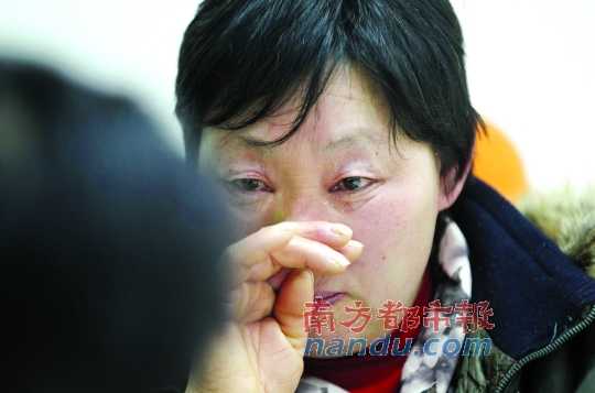 　　聽聞判決結(jié)果，被害人母親楊書會(huì)控制不住眼淚。南都記者徐文閣攝