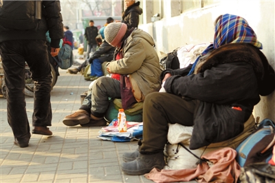 昨天，仍有流浪人員在路邊居留。本報記者譚青攝/視頻