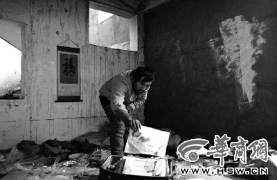 　西安市解放路與東大街十字西北角的一棟待拆遷的樓房中，陳露山整理自己每天看的報紙