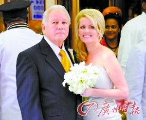 二00一年，埃德文和特里娜舉行婚禮。