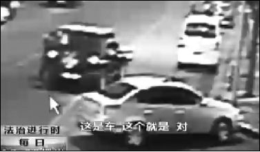 事發(fā)現(xiàn)場監(jiān)控錄像顯示，白圈內(nèi)的被害人老丁，正在牧馬人越野車旁收費。 圖片來自電視截圖