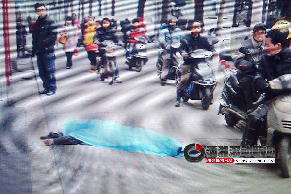 2月4日早上8時(shí)30分許，長(zhǎng)沙人民中路255號(hào)一棟住宅樓露天樓梯6樓頂部，一名三十多歲的中年男子跳下