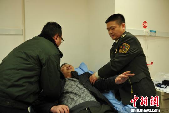 被“黑車”頂跑近5公里的執(zhí)法隊(duì)員周應(yīng)鑄被送至醫(yī)院急救?！￠Z成全　攝