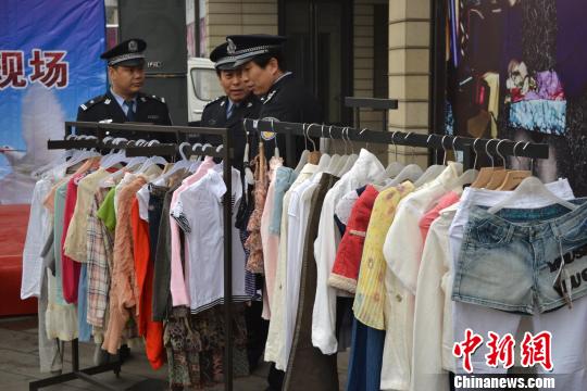 警方展示的部分被盜服裝?！∷瘟⒊z