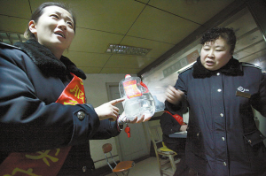 　車站人員在講述當(dāng)時情況，一桶5斤的白酒已被喝掉大半記者周杰攝