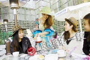 商家婦女節(jié)促銷招數多 半裸外國男模引千人圍觀