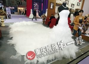 重慶展出鑲嵌3萬顆水晶珍珠婚紗 租金9800元/天 重慶展出鑲嵌3萬顆水晶珍珠婚紗 租金9800元/天