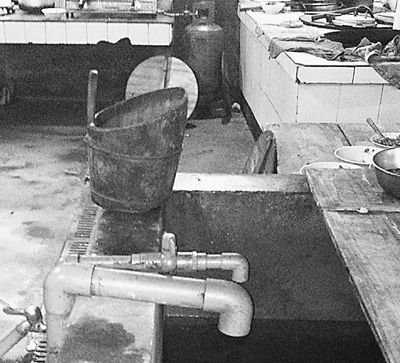 在鎮(zhèn)機(jī)關(guān)食堂，洗菜煮飯都用自來(lái)水。