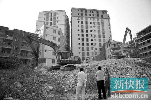 在無數(shù)次專項行動和強拆風暴的背后，是衍生出的各色潛規(guī)則。