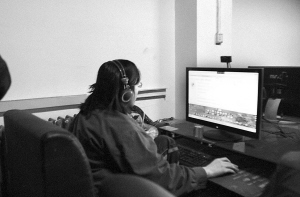 　　除了買飯他基本不離開(kāi)座位