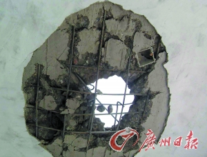 被雷電擊穿的民房。