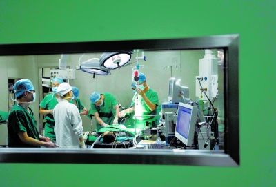 昨晚，醫(yī)生為小進進做截肢手術。