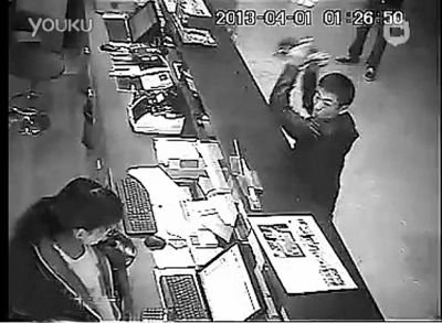 另一同行男子，操起柜臺上的擺件，用力砸向女服務員面部。