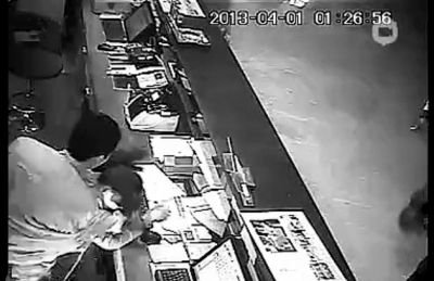 第三名白衣男子沖進柜臺內對女服務員一頓拳打腳踢。