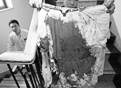 何女士的上衣被血浸透。記者楊濤攝