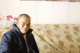 4月15日，劉爹爹的一只眼睛上有明顯的淤青。