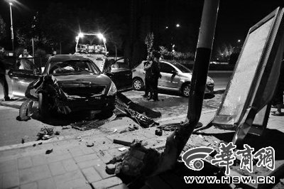 司機(jī)酒駕拖行市民上百米 面對(duì)盤問保持笑容(圖) 司機(jī)酒駕拖行市民上百米 面對(duì)盤問保持笑容(圖)