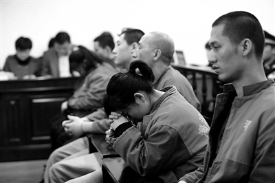 昨日，因涉嫌誘騙男網(wǎng)友進(jìn)行高額消費(fèi)，海淀區(qū)一咖啡廳負(fù)責(zé)人及“吧女”等14人受審。新京報記者 王貴彬 攝