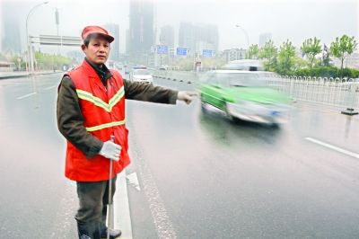 　肖慶旭師傅在事發(fā)地點(diǎn)講述經(jīng)過(guò)。記者李銳 攝