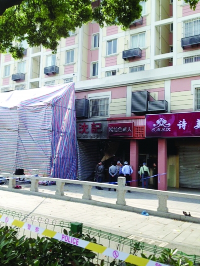 警方勘查事故現(xiàn)場(chǎng)。