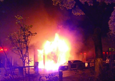 現(xiàn)場(chǎng)火勢(shì)很大。網(wǎng)友供圖（請(qǐng)聯(lián)系本報(bào)領(lǐng)取稿酬）