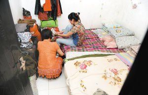 在米家崖一民房內(nèi)，母親蹲在地上幫身陷傳銷的女兒穿鞋，但遭到女兒拒絕