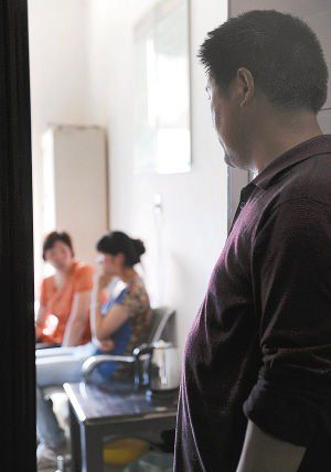 妻子在房內(nèi)勸說女兒時，楊師傅守在門外