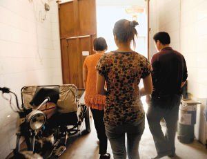 在眾人的勸說下，娟娟跟著爸媽走出了傳銷窩點