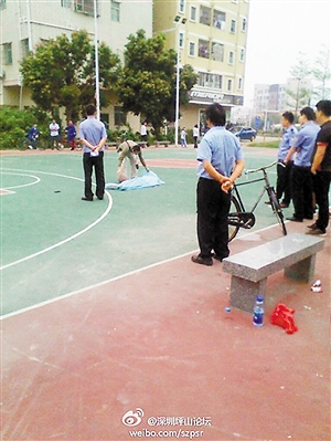 事發(fā)后，警方趕往現(xiàn)場進行處理。圖片來源于微博