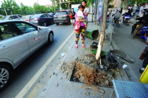 幸虧轎車撞到香樟樹上停了下來,否則后果更嚴(yán)重。