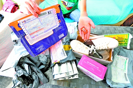 昨日,沙坪壩區(qū)遠(yuǎn)祖橋,彭小姐這幾天收到的一堆包裹。記者吳珊攝