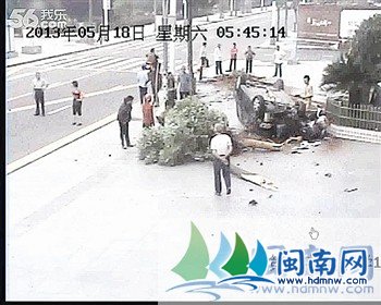 一名裸身男子從車(chē)內(nèi)鉆出 一名裸身男子從車(chē)內(nèi)鉆出