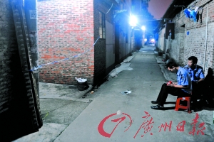 事發(fā)出租屋前拉起了警戒線，警方正在現(xiàn)場調(diào)查。記者陳楓攝