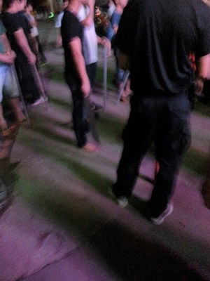 網(wǎng)帖圖片顯示事故現(xiàn)場(chǎng)多人持械 網(wǎng)帖圖片顯示事故現(xiàn)場(chǎng)多人持械