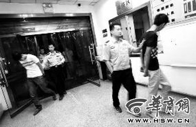 三人搶劫孕婦后，被警方和群眾合力抓獲 王警/攝