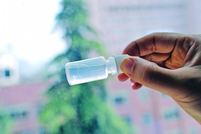 女童眼里取出的線蟲。吳葉青 攝