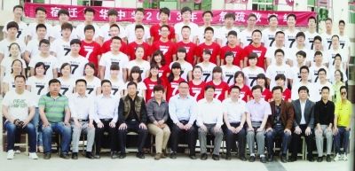 大家來(lái)找找，兩幅圖中有13人完全一致，你能找出來(lái)嗎？