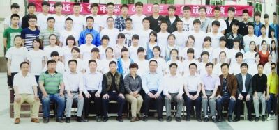 個(gè)不同班級(jí)的畢業(yè)照，前排除了最左邊一位老師外，完全一致。